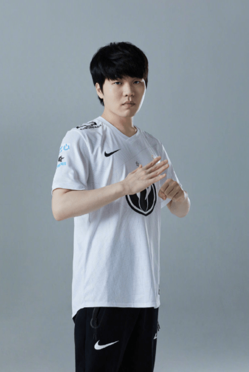 开云-Rookie回归赛场，高光表现首场状态亮眼，FPX观众沸腾！的简单介绍